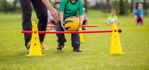 阿莱克斯·罗德里奎兹在季后赛击出关键本垒打，助球队跨越分区系列赛障碍